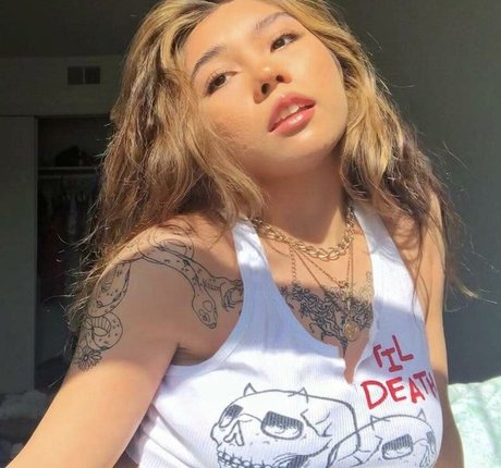 Naakte gelekte OnlyFans-foto van Mikah Tia