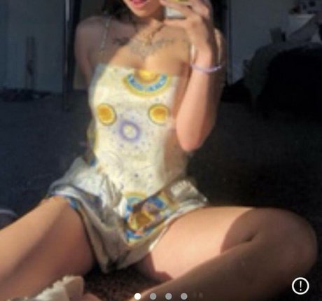Naakte gelekte OnlyFans-foto van Mikah Tia