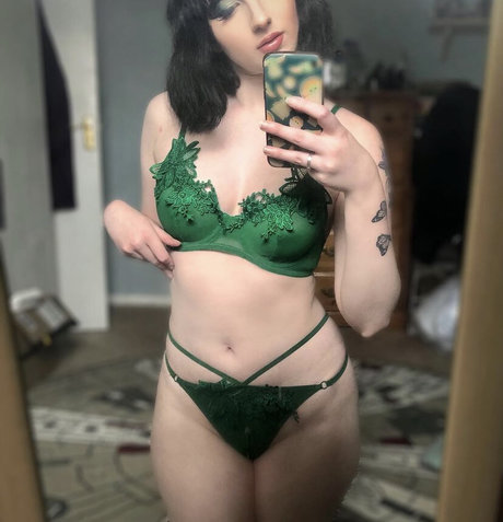 Naakte gelekte OnlyFans-foto van Femmeren