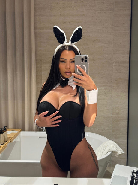 Naakte gelekte OnlyFans-foto van Yasmine Cecilia