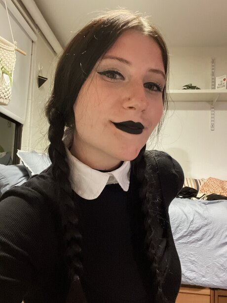 Naakte gelekte OnlyFans-foto van Wednesday