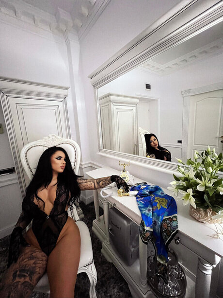 Naakte gelekte OnlyFans-foto van Paraschiv Andreea Acp