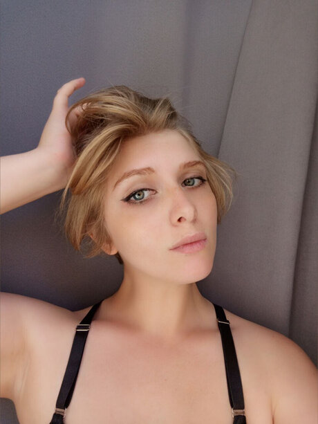 Naakte gelekte OnlyFans-foto van         