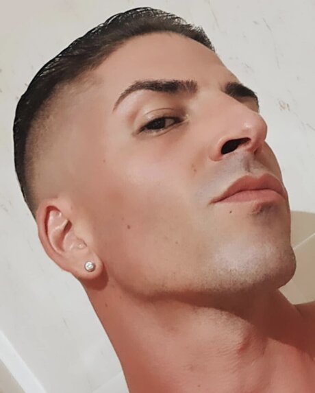 Naakte gelekte OnlyFans-foto van Jose Labrador
