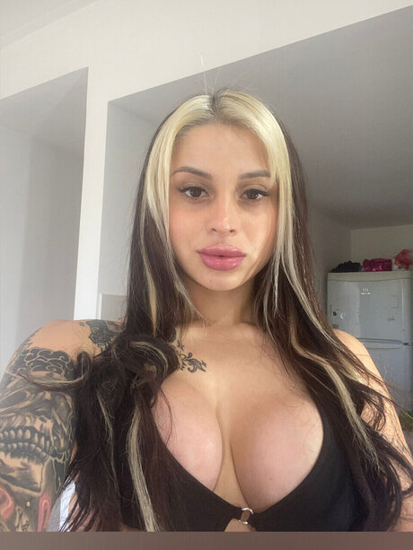 Naakte gelekte OnlyFans-foto van Xenia