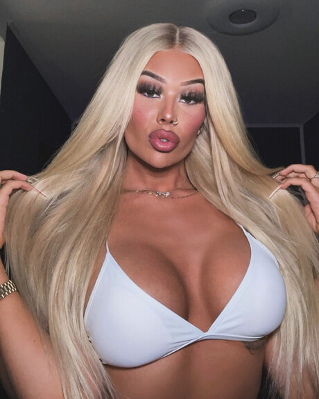 Naakte gelekte OnlyFans-foto van Shirin Christians
