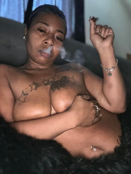 Naakte gelekte OnlyFans-foto van Honeycoated Pyro