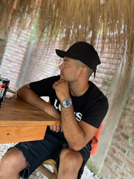 Naakte gelekte OnlyFans-foto van Ezequiiel