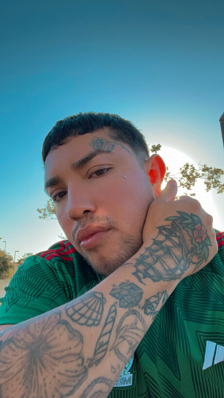 Naakte gelekte OnlyFans-foto van Erick