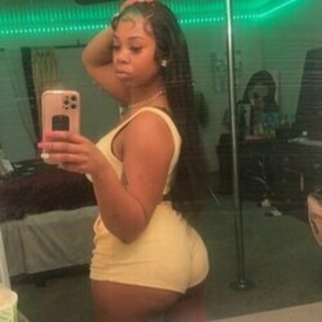 Naakte gelekte OnlyFans-foto van Bigmulahbaby