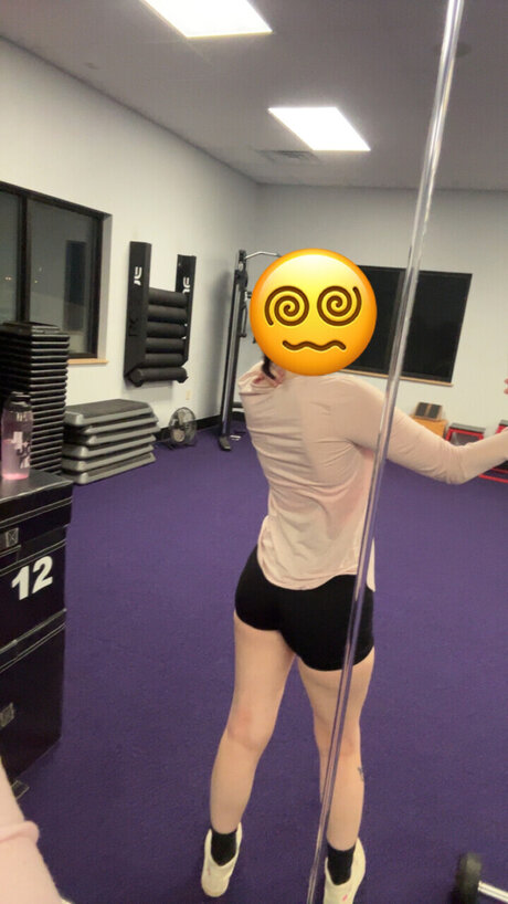 Naakte gelekte OnlyFans-foto van Sisi
