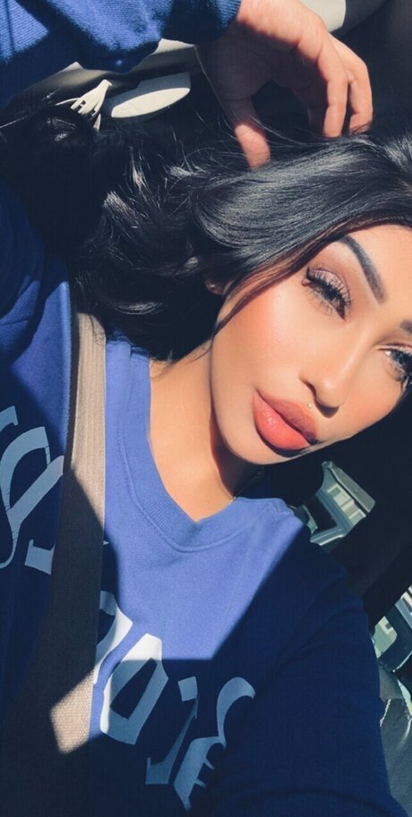 Naakte gelekte OnlyFans-foto van Ari Dior