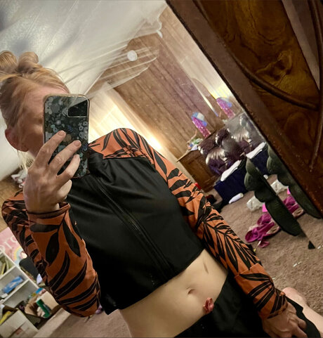 Naakte gelekte OnlyFans-foto van Strawberry Auberry