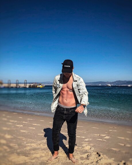 Naakte gelekte OnlyFans-foto van Vv5