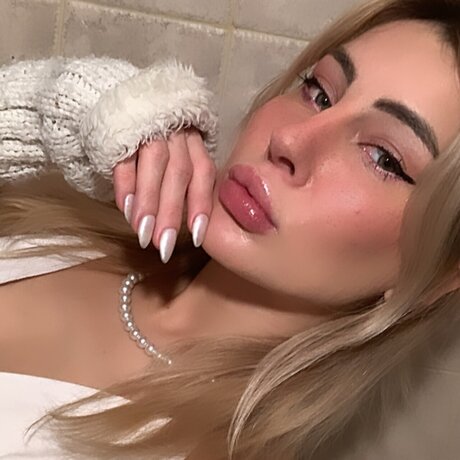 Naakte gelekte OnlyFans-foto van Carla Zeida