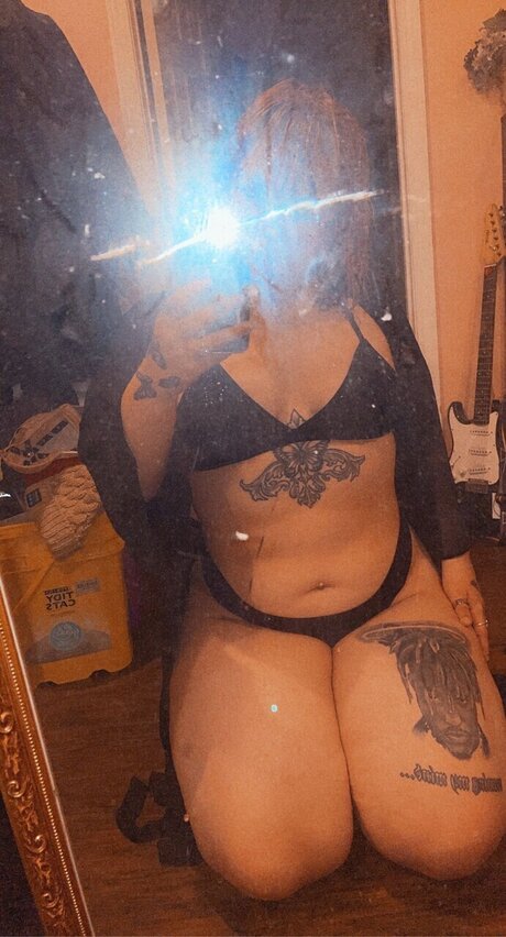 Naakte gelekte OnlyFans-foto van Earth Baby