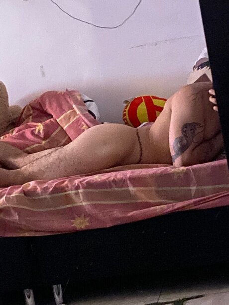 Naakte gelekte OnlyFans-foto van Hell Boy