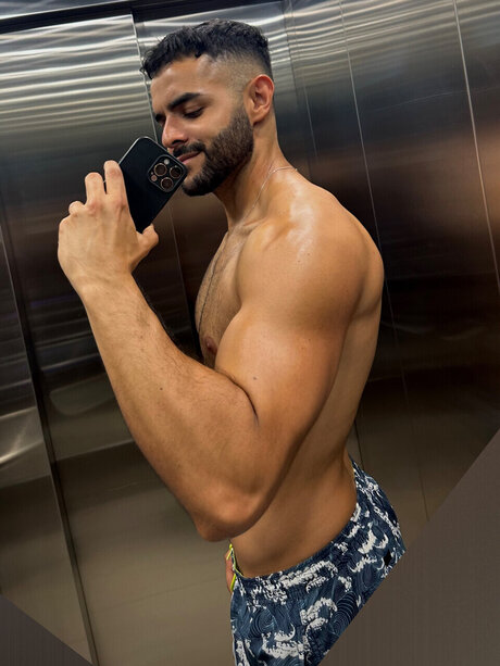 Naakte gelekte OnlyFans-foto van Luis