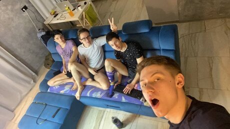 Naakte gelekte OnlyFans-foto van Pimplegang