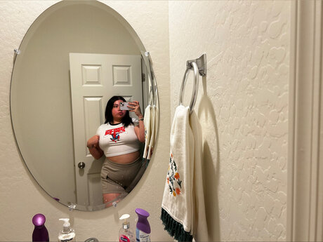 Naakte gelekte OnlyFans-foto van Miah