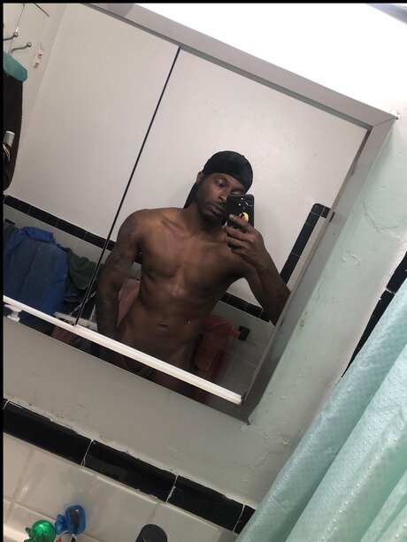 Naakte gelekte OnlyFans-foto van Eazyersaidthandone