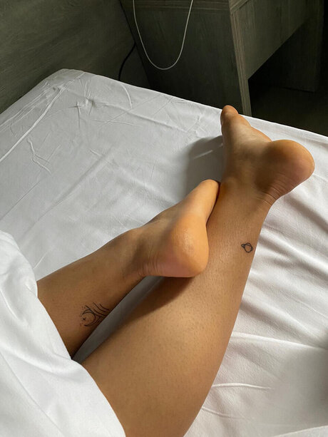 Naakte gelekte OnlyFans-foto van Samba Feet