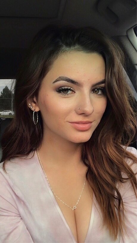 Naakte gelekte OnlyFans-foto van Lil Lizzy Amplt3