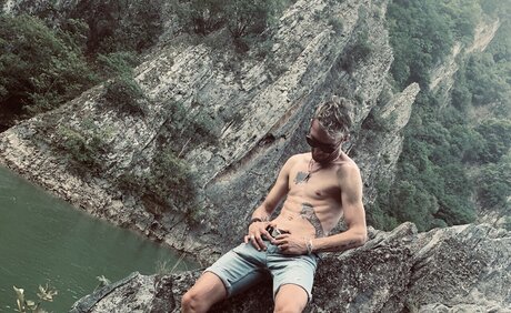 Naakte gelekte OnlyFans-foto van Liridon
