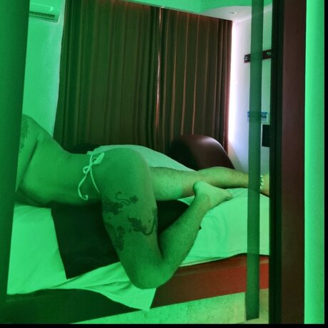 Naakte gelekte OnlyFans-foto van Daniel Ken