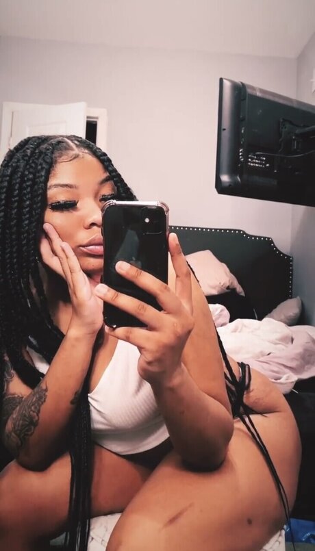 Naakte gelekte OnlyFans-foto van Lay