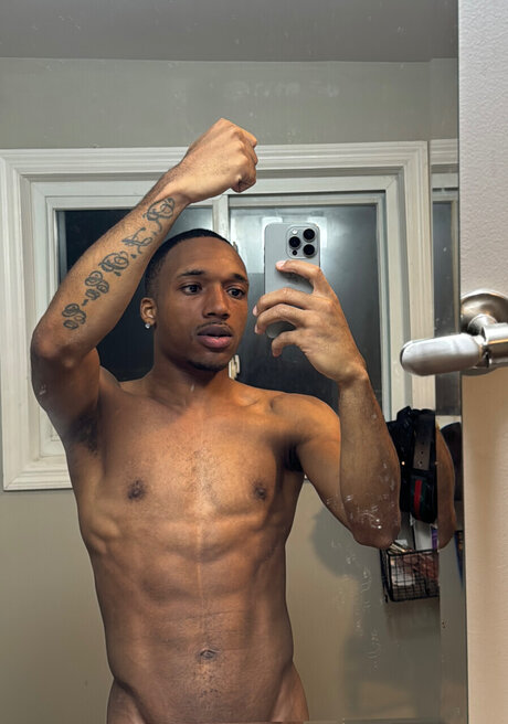 Naakte gelekte OnlyFans-foto van Big Dick Zan 