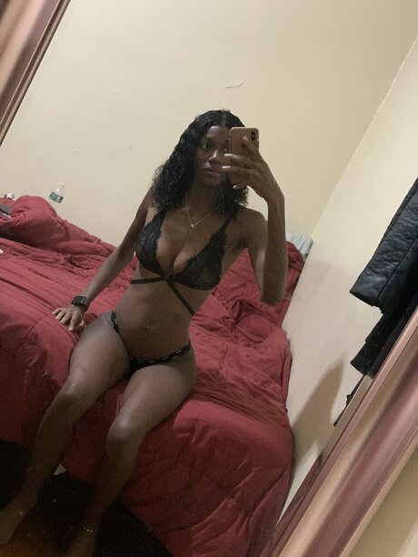 Naakte gelekte OnlyFans-foto van Slatt