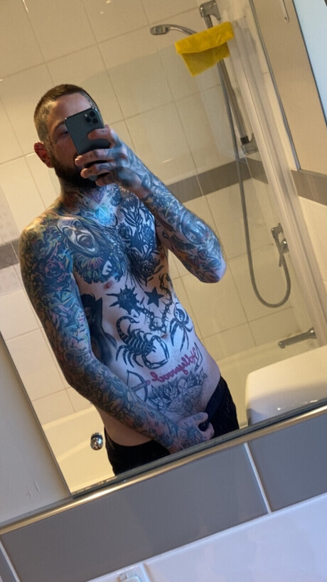 Naakte gelekte OnlyFans-foto van Thatshowerguy