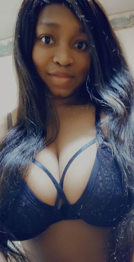 Naakte gelekte OnlyFans-foto van Sunshine Marie