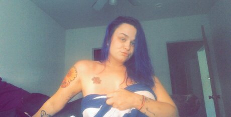 Naakte gelekte OnlyFans-foto van Madam Raven Moon