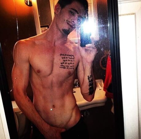 Naakte gelekte OnlyFans-foto van Monemovez
