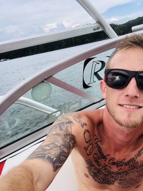 Naakte gelekte OnlyFans-foto van Yoyo