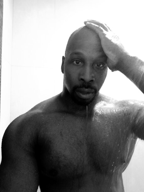 Naakte gelekte OnlyFans-foto van Clive Sergeant