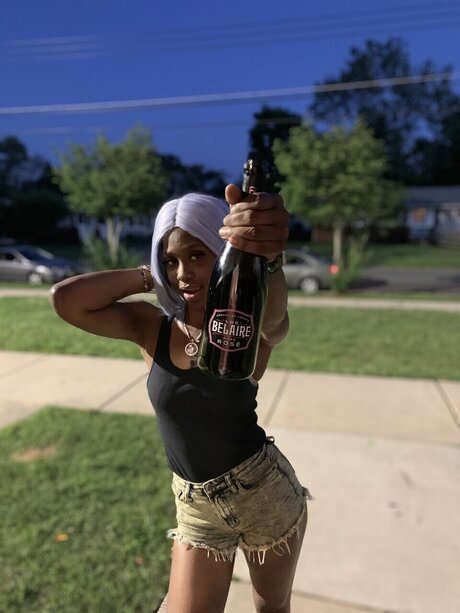 Naakte gelekte OnlyFans-foto van Hennessy