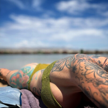 Naakte gelekte OnlyFans-foto van  Tattedkandi