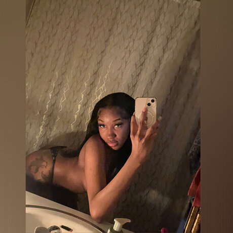 Naakte gelekte OnlyFans-foto van Spicy Accountant 