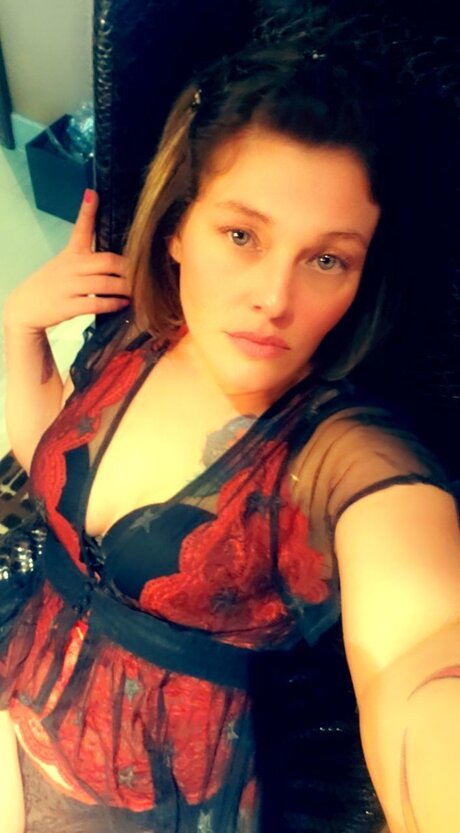 Naakte gelekte OnlyFans-foto van Weavingmyweb