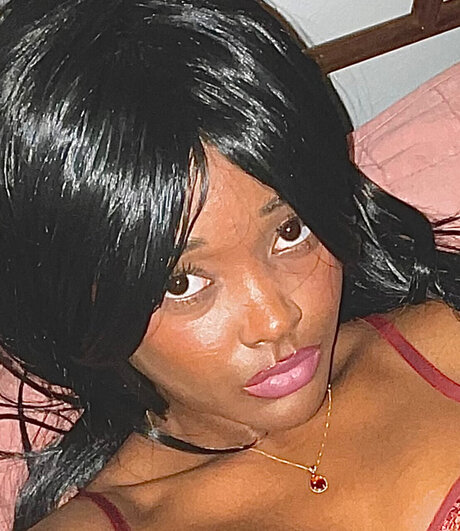 Naakte gelekte OnlyFans-foto van Finch Bird