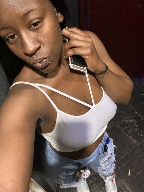 Naakte gelekte OnlyFans-foto van Black Beauty