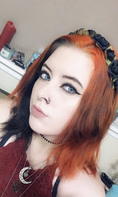 Naakte gelekte OnlyFans-foto van Littlemsundead
