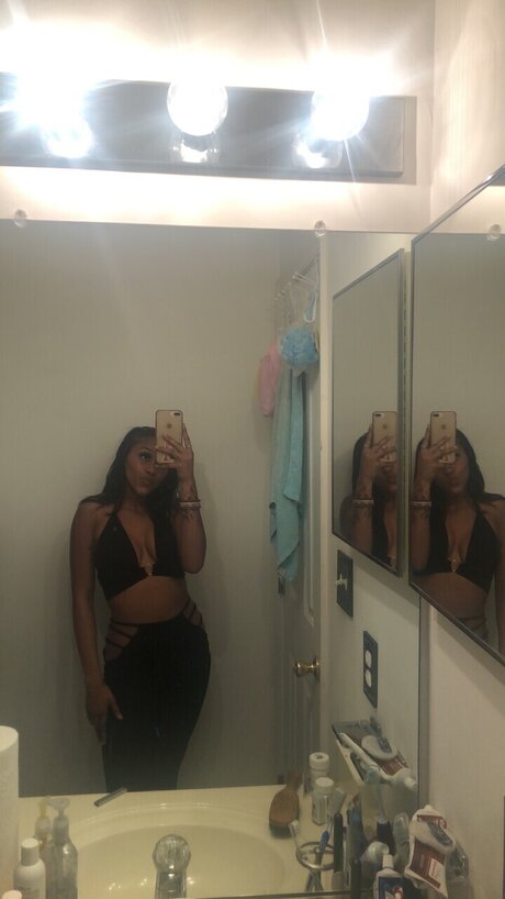 Naakte gelekte OnlyFans-foto van Jayla Hall