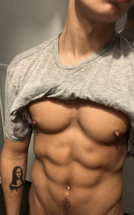 Naakte gelekte OnlyFans-foto van Arni Lovato