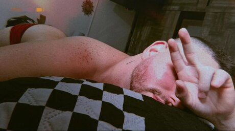 Naakte gelekte OnlyFans-foto van Bearded Boy