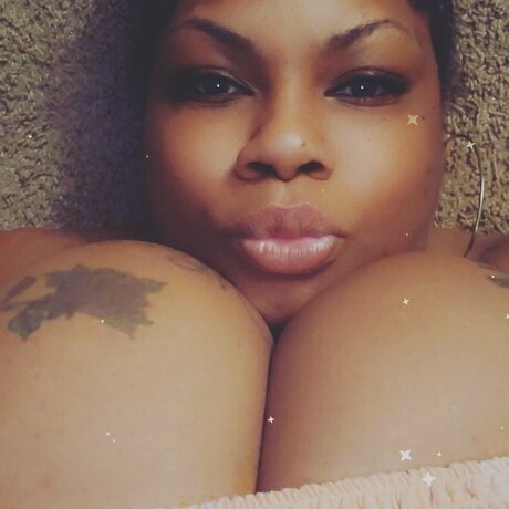 Naakte gelekte OnlyFans-foto van Roial Divine
