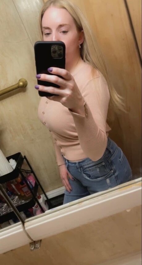 Naakte gelekte OnlyFans-foto van Emmie